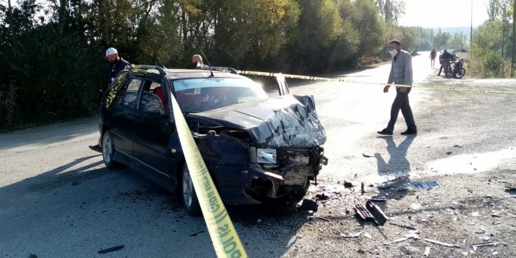 Gümüşhane'de otomobiller kafa kafaya çarpıştı! 8 yaralı...