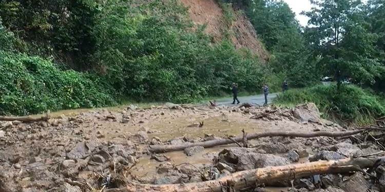 Rize'de şiddetli yağış! Heyelandan zor kurtuldular