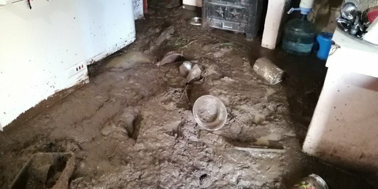 Rize'de heyelan büyük hasar verdi