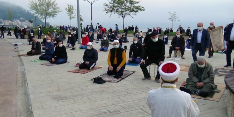 Giresun’da Ramazan Bayramı namazı açık alanlarda kılındı