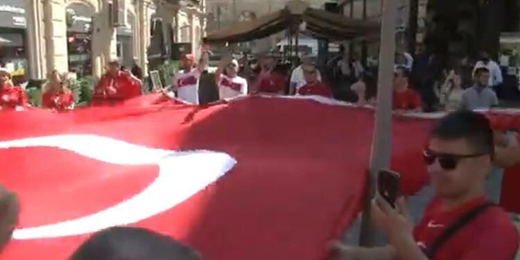 Bakü, kırmızı-beyaza büründü!