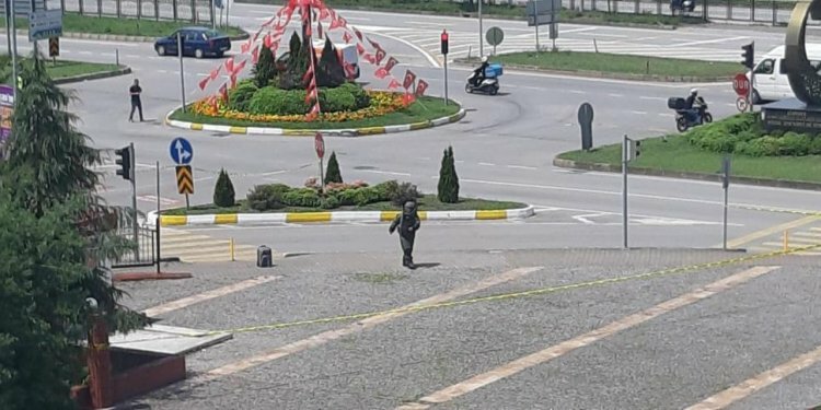 Valilik yakınında şüpheli çanta paniği!