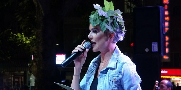 İpek Tanrıyar’dan festivale uygun tarz!