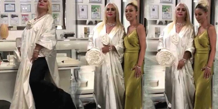 Banu Alkan’ın elbisesi şok etti!