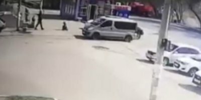 Ayakkabısını bağlarken aracın altında kaldı!