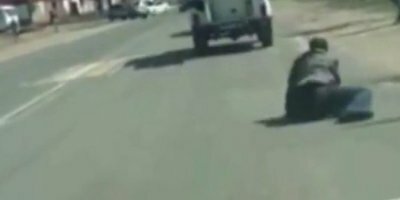 Polis aracından düşen zanlı böyle kaçtı