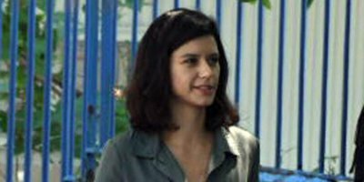 Beren Saat evlilik yıl dönümünde sette!