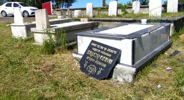 trabzonda-mezarlari-parcalayan-sahsi-kardesi-yakalatti.jpg
