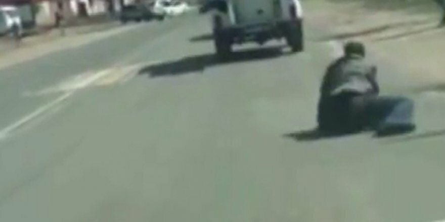 Polis aracından düşen zanlı böyle kaçtı